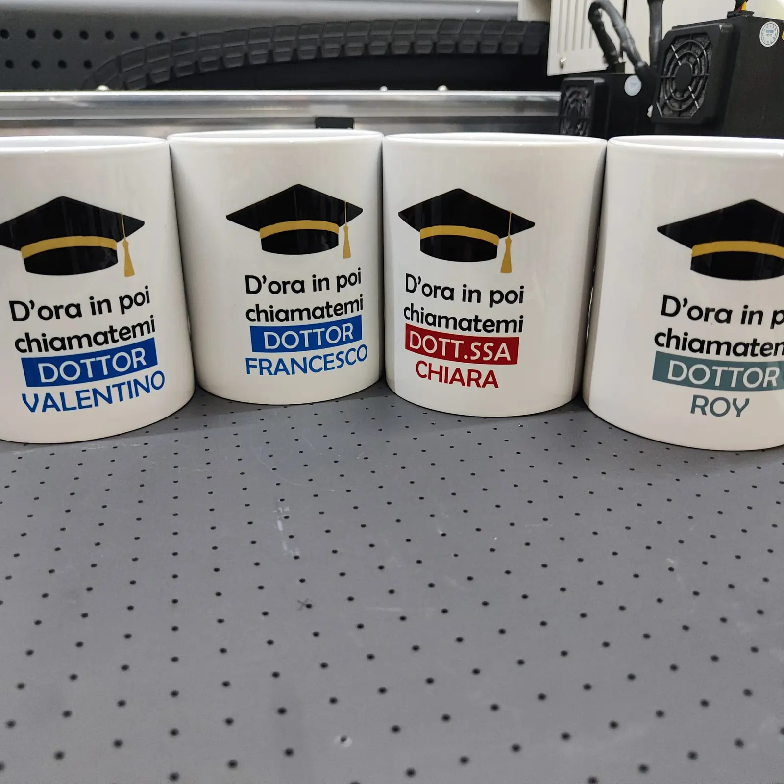 Serie di tazze in ceramica personalizzate a colori per una laurea